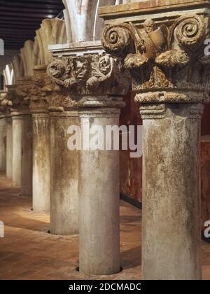 `s berühmten Dogenpalast in Venedig-Skulpturen und Säulen Stockfoto